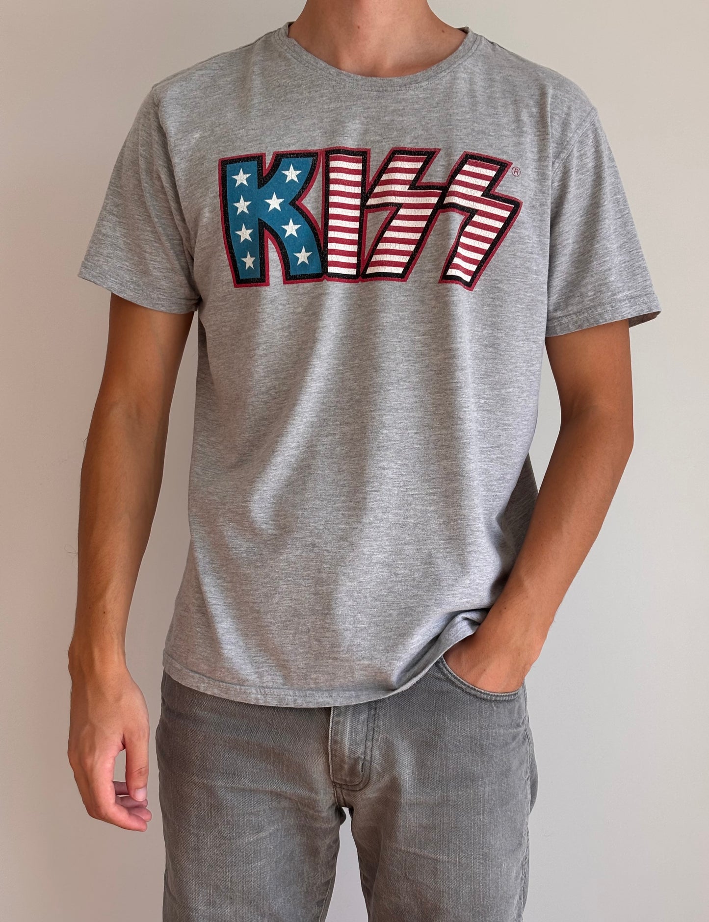 Kiss Tee