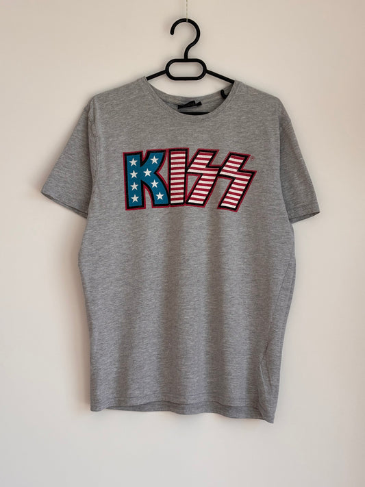 Kiss Tee
